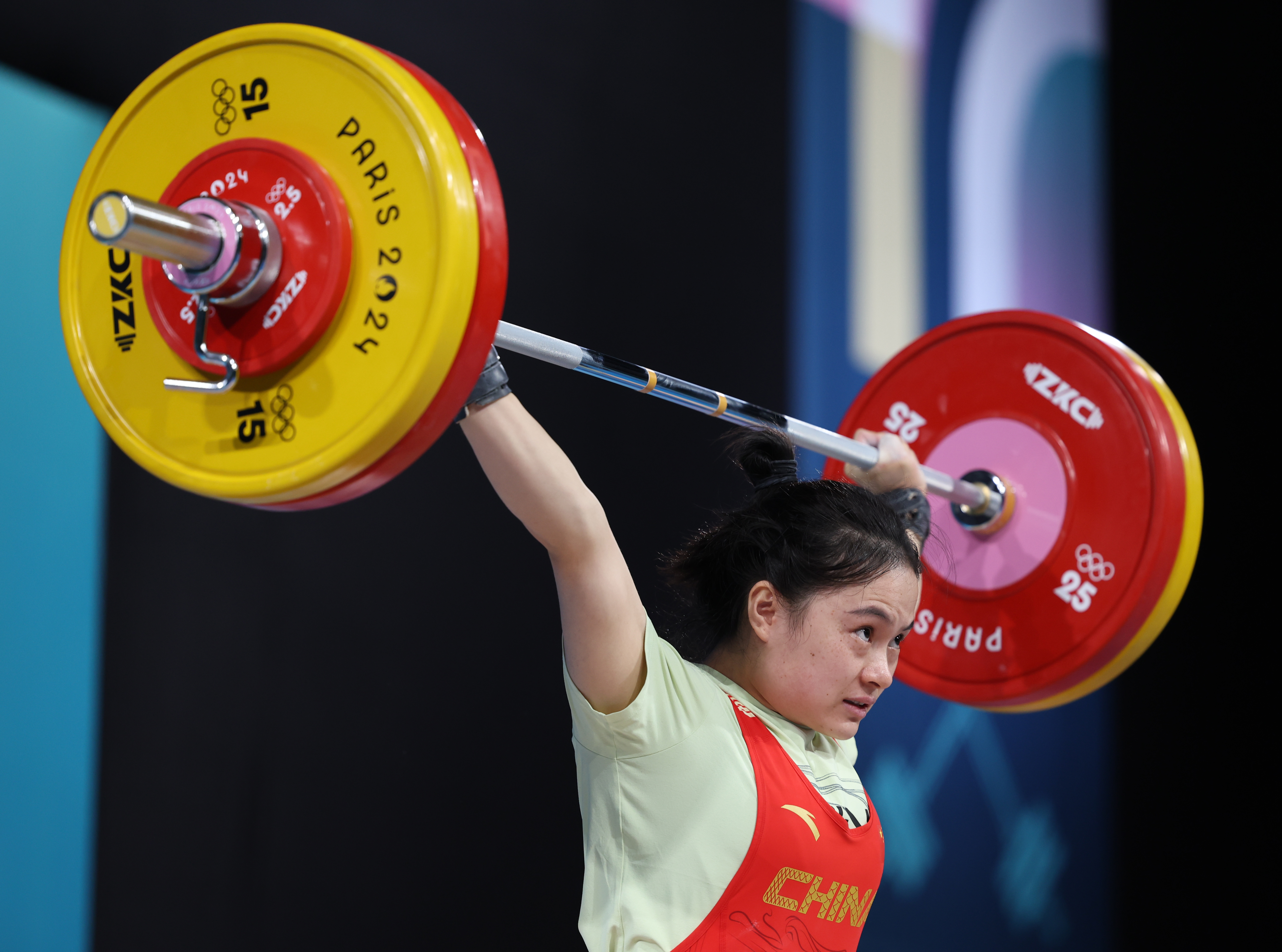 中国举重选手夺得女子举重银牌