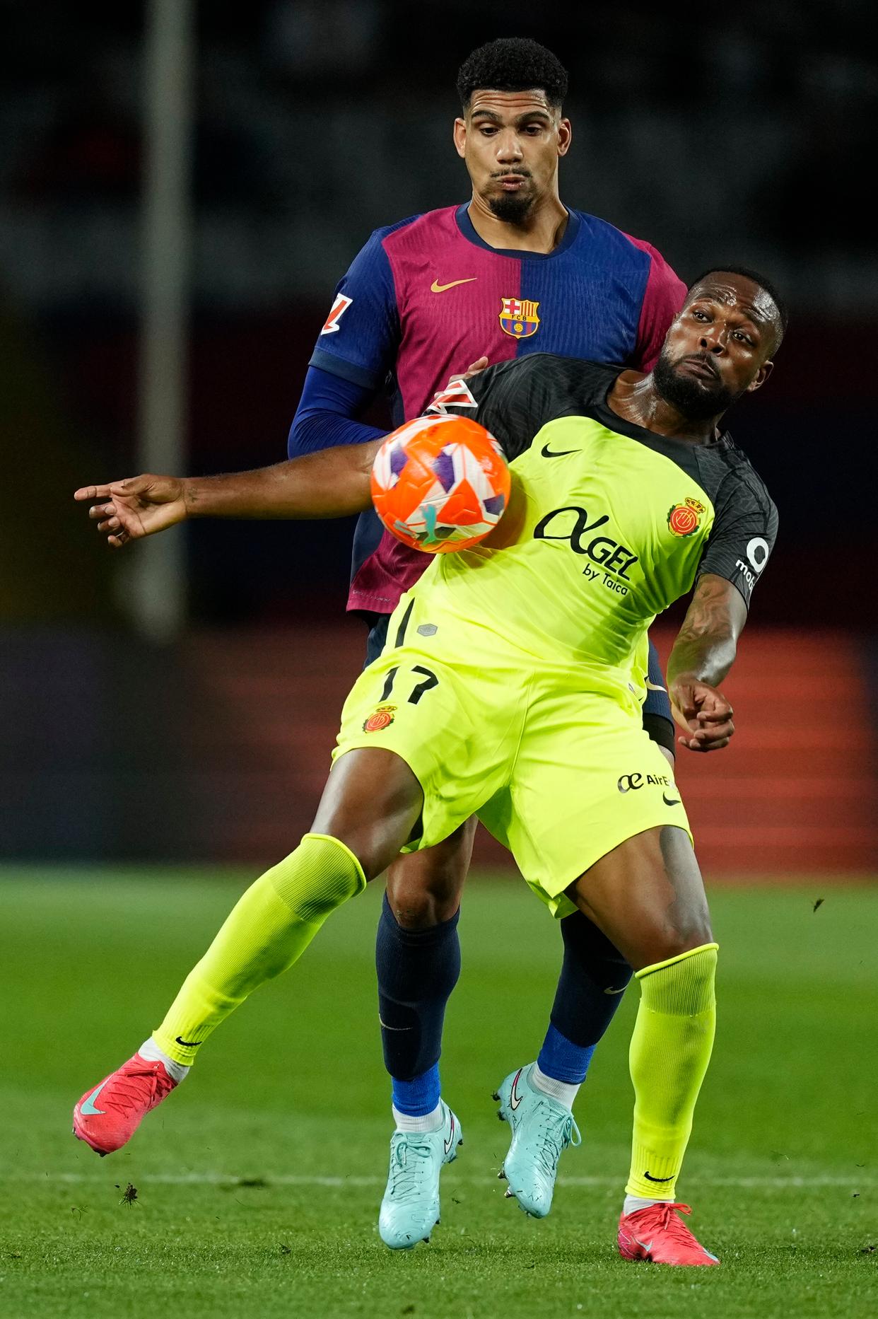 足球联赛争夺激烈，球队展现出色表现令人赞叹