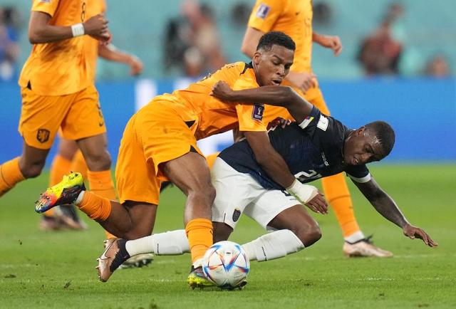 开云体育官网入口-精彩纷呈！比赛中的抢点瞬间