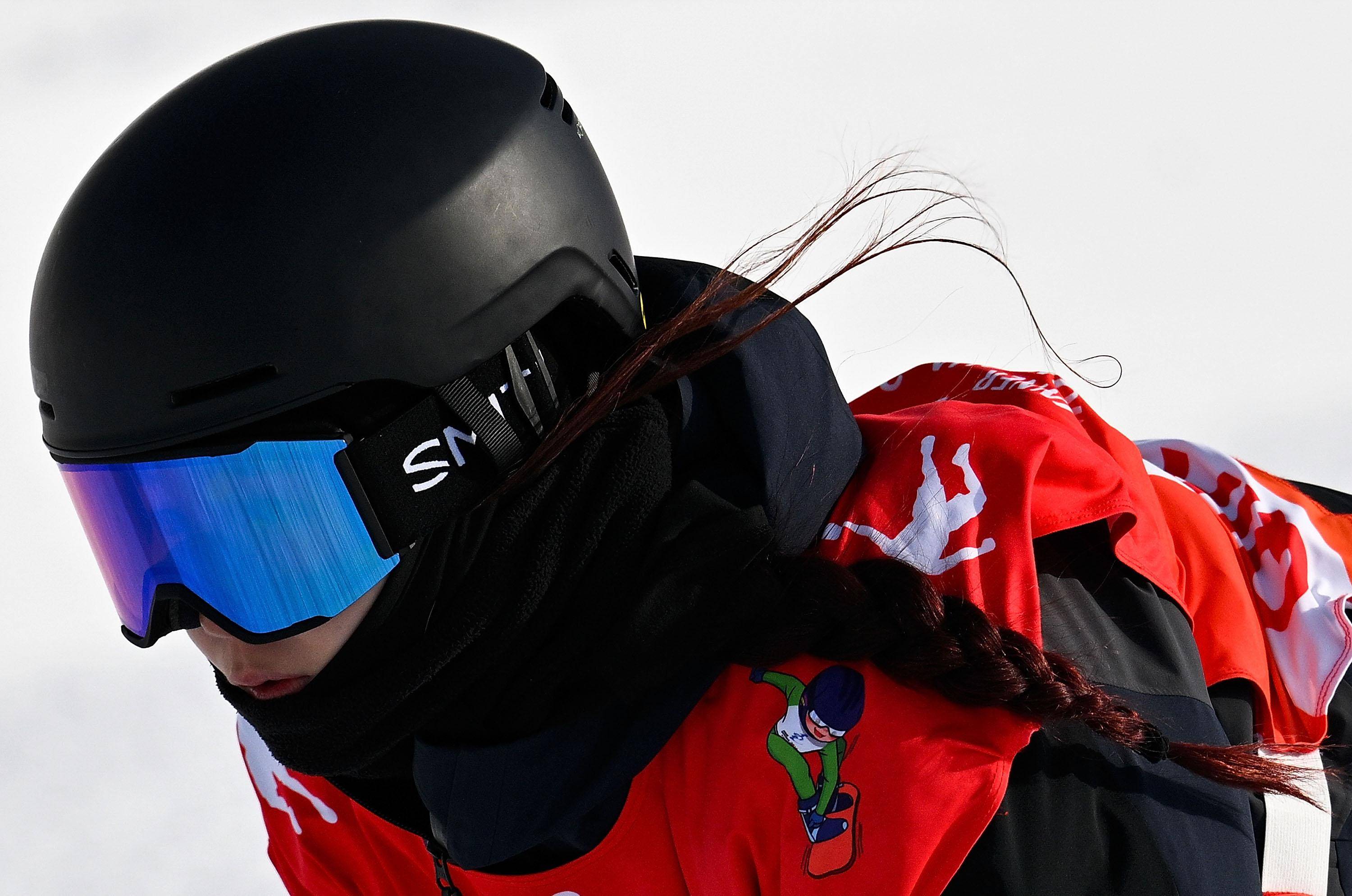 自由式滑雪立方体赛选手表演华丽