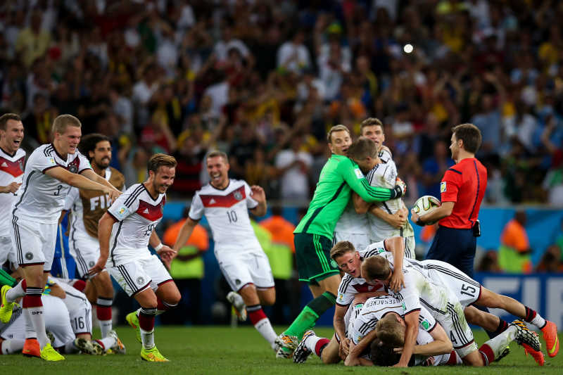 球员们在足球赛场上展现过人技艺