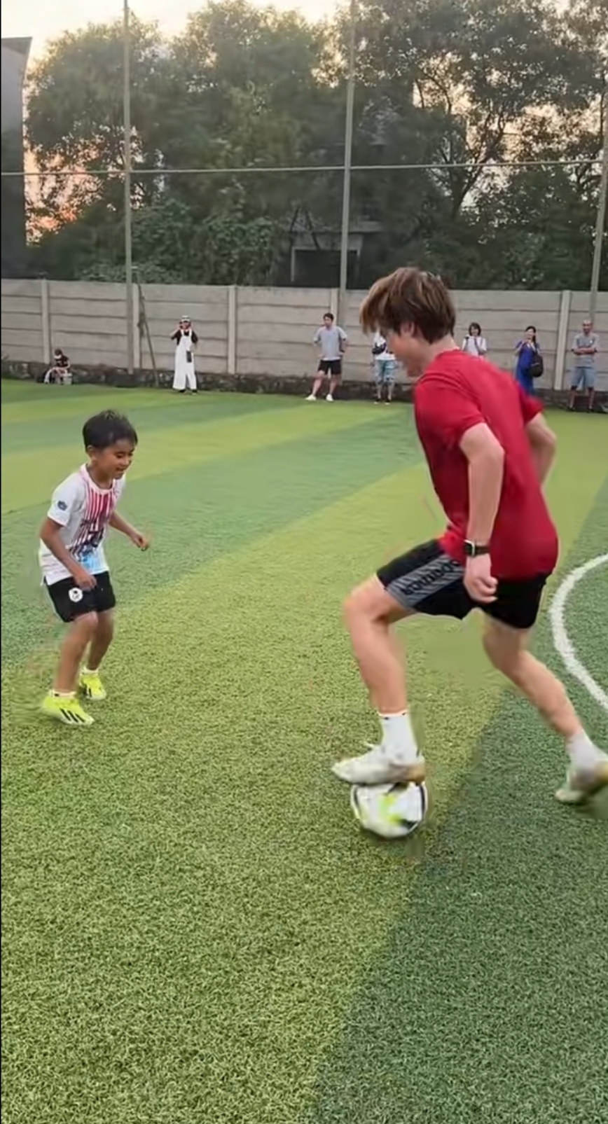 球员们在足球赛场上展现过人技艺 球员们在足球赛场上展现过人技艺