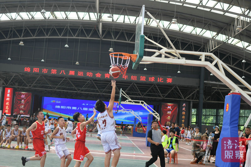 篮球赛场上球员斗志昂扬，角逐激烈