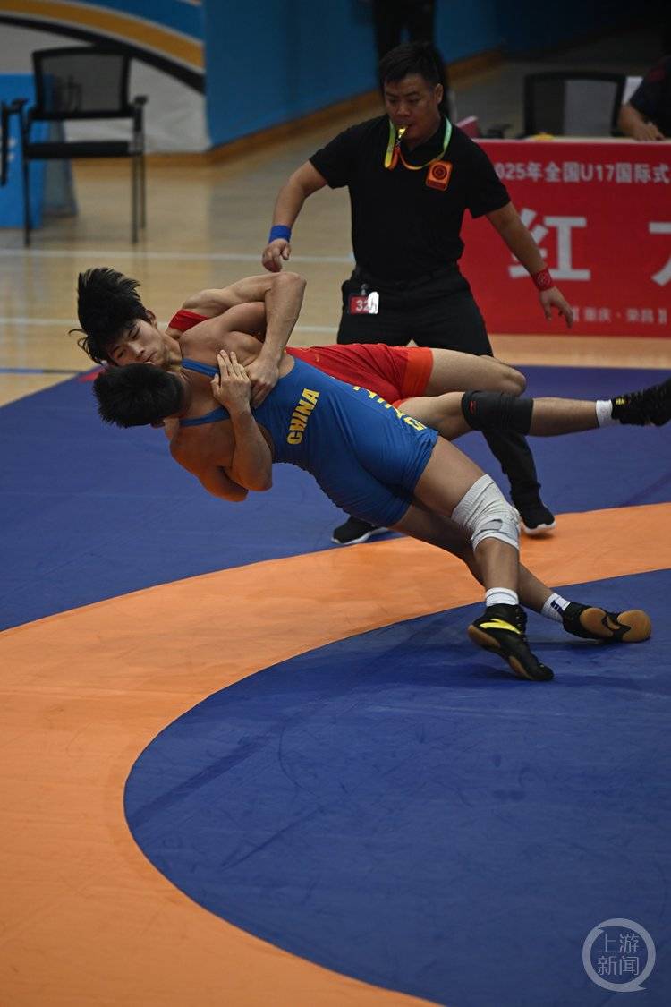 运动员们在赛场上尽展才华，赢得掌声