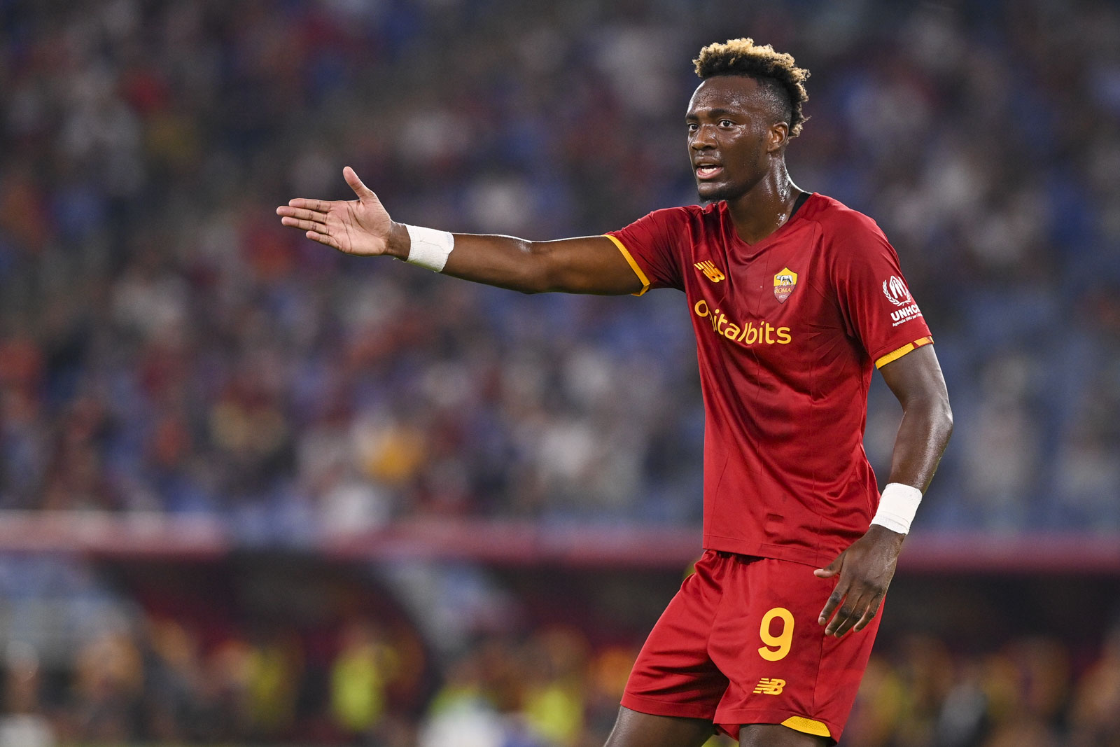 罗马后卫坚守阵地,力保球队领先优势 罗马后卫坚守阵地,力保球队领先优势