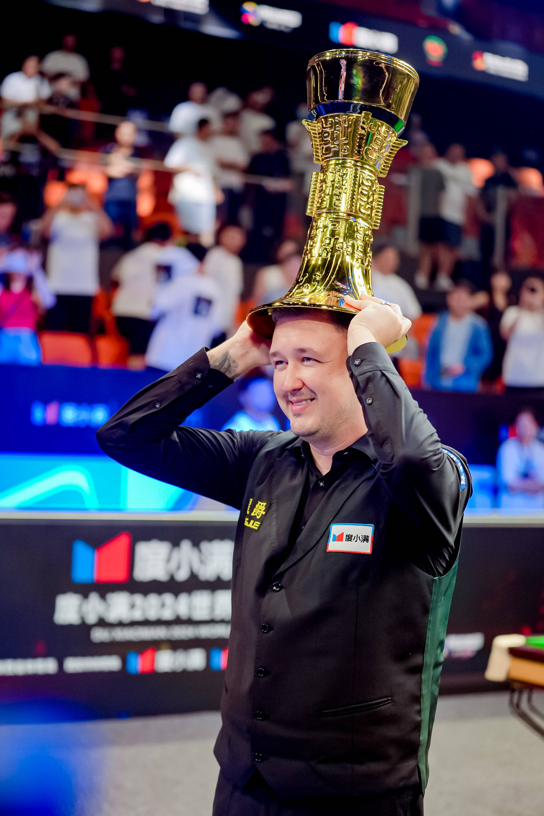 哥伦比亚击剑选手夺得铜牌，技艺精湛