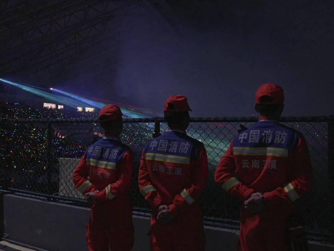 比赛中球迷意外入场，现场安保全力处置